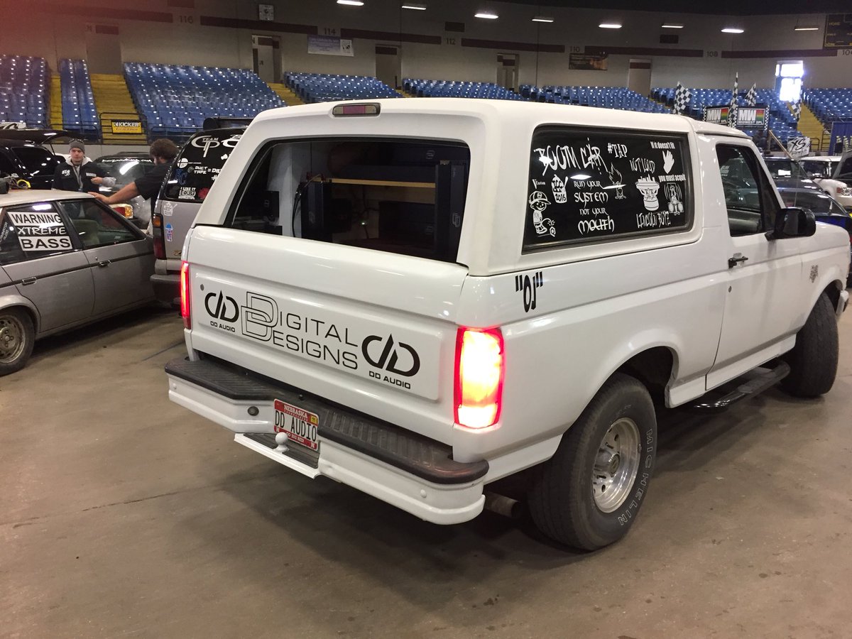 DDaudio's tweet image. No, that’s not # OJSimpson! That’s Brian Vanlaningham of Bumper 2 Bumper Customs at #MidwestSPL Finals. Seeing lots of DD here.