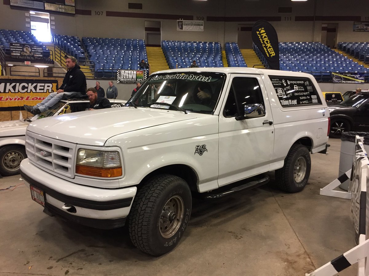 DDaudio's tweet image. No, that’s not # OJSimpson! That’s Brian Vanlaningham of Bumper 2 Bumper Customs at #MidwestSPL Finals. Seeing lots of DD here.