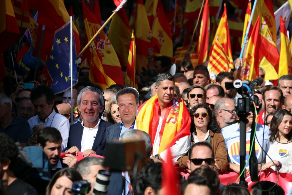 OlotiEmprenyat's tweet photo. Representació garrotxina de @pscolot a la manifestació unionista, pacífica i exemplar d'avui! #olot #Katalonien #garrotxa https://t.co/IuT4RGF5vt