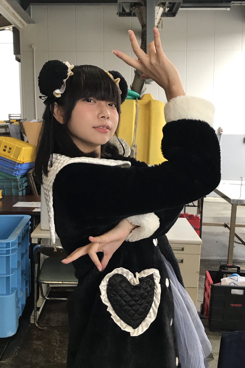森伸之 ところで3776井出さんが最近写真を撮られるときにする謎の決めポーズ アイドルによくある可愛いポーズとは違うものを という意識でやっているらしい 手足が長いせいかジョジョ立ちの風味もあり とにかくやたらと絵になる ぜひ続けて下さいと