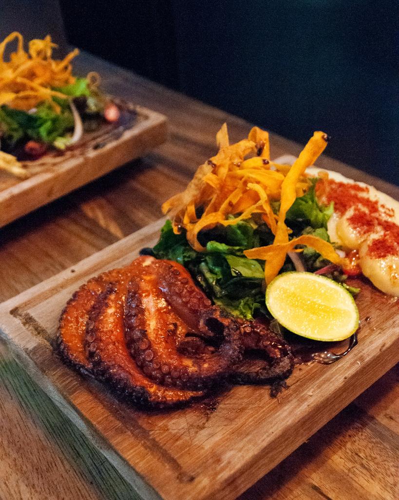 El pulpo atropellado de
@asadormx te encantará por su
sazón zarandeado y toque
picosito 
#MercadoMexico #Guadalajara 
#ColoniaAmericana