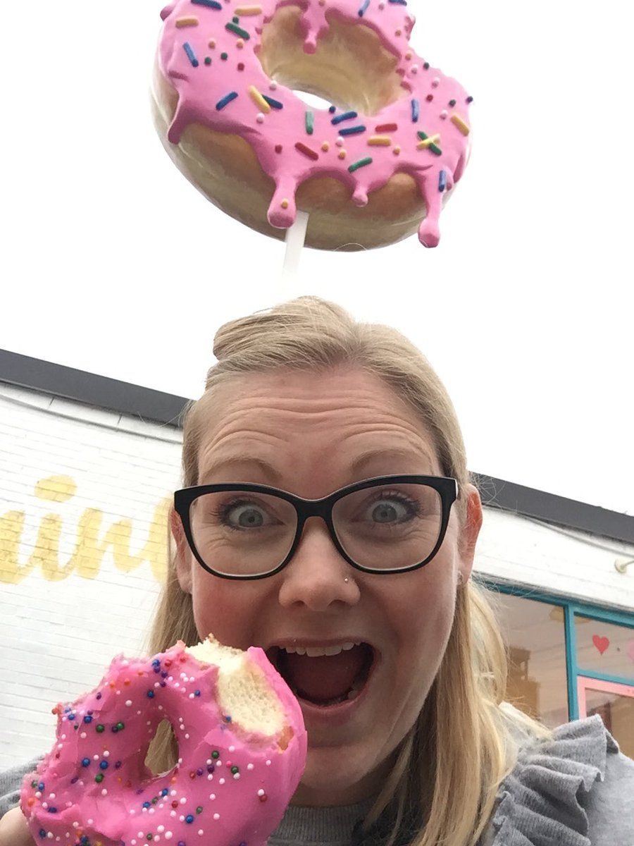 PrettyPinkKate's tweet photo. @grassigirl - Sunday morning road trip to @hey___sunshine was everything I hoped for and more 🍩💗 #Ihaveadonutproblem #obvsgotthepinkone https://t.co/zIu6kktVOg