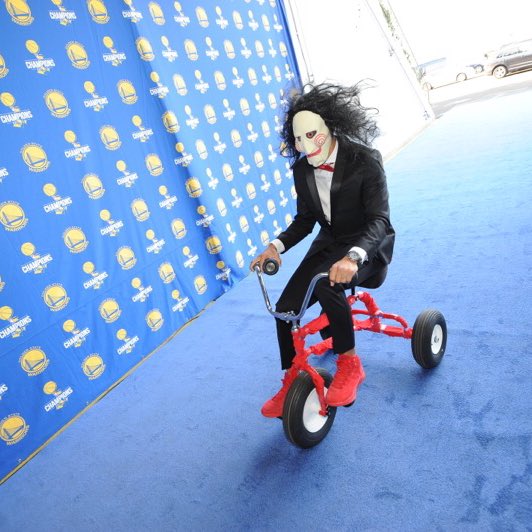 warriors's tweet image. Steph&apos;s definitely got the Halloween spirit 😂🎃