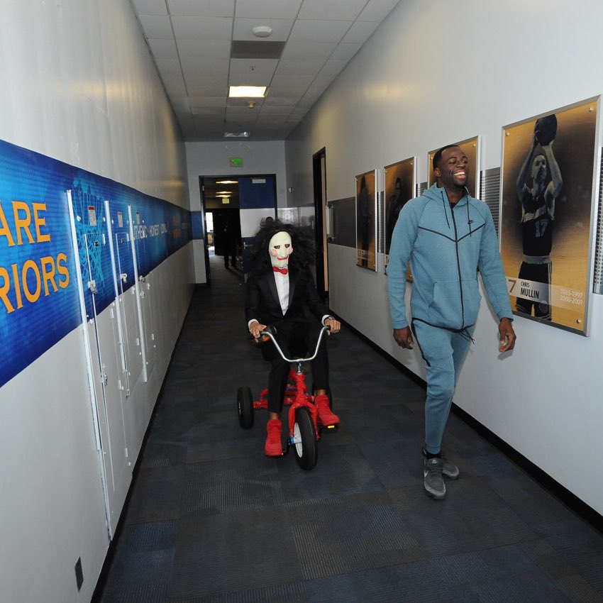 warriors's tweet image. Steph&apos;s definitely got the Halloween spirit 😂🎃