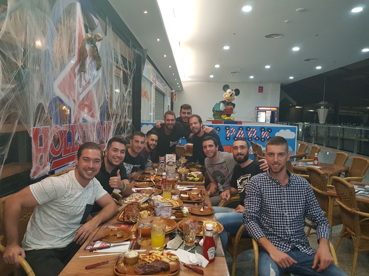 📸| El equipo a falta del cuerpo técnico ha gozado de una velada más que merecida. ¡Qué no todo sean paralelas y bloqueos! 😜  #VamosSalv. 💜