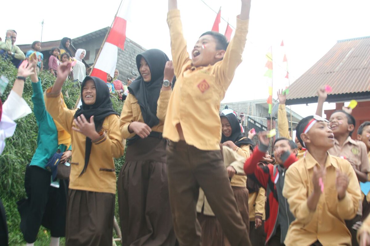 KiWonosobo's tweet photo. Bentangkan tanganmu ke angkasa dan bersoraklah "saatnya yang muda memimpin"

SDN 3 banyumudal, Wonosobo https://t.co/1mymcL8eUp