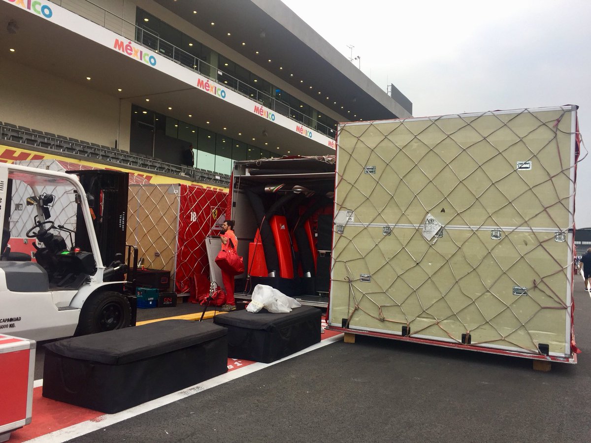 DanniMendiola's tweet photo. Nada es para siempre, comienza el desmontaje de las escuderías en pits. ¡Gracias México! #F1 #F1ESTA #MexicoGP #F1ebre https://t.co/Iaei2iIz11