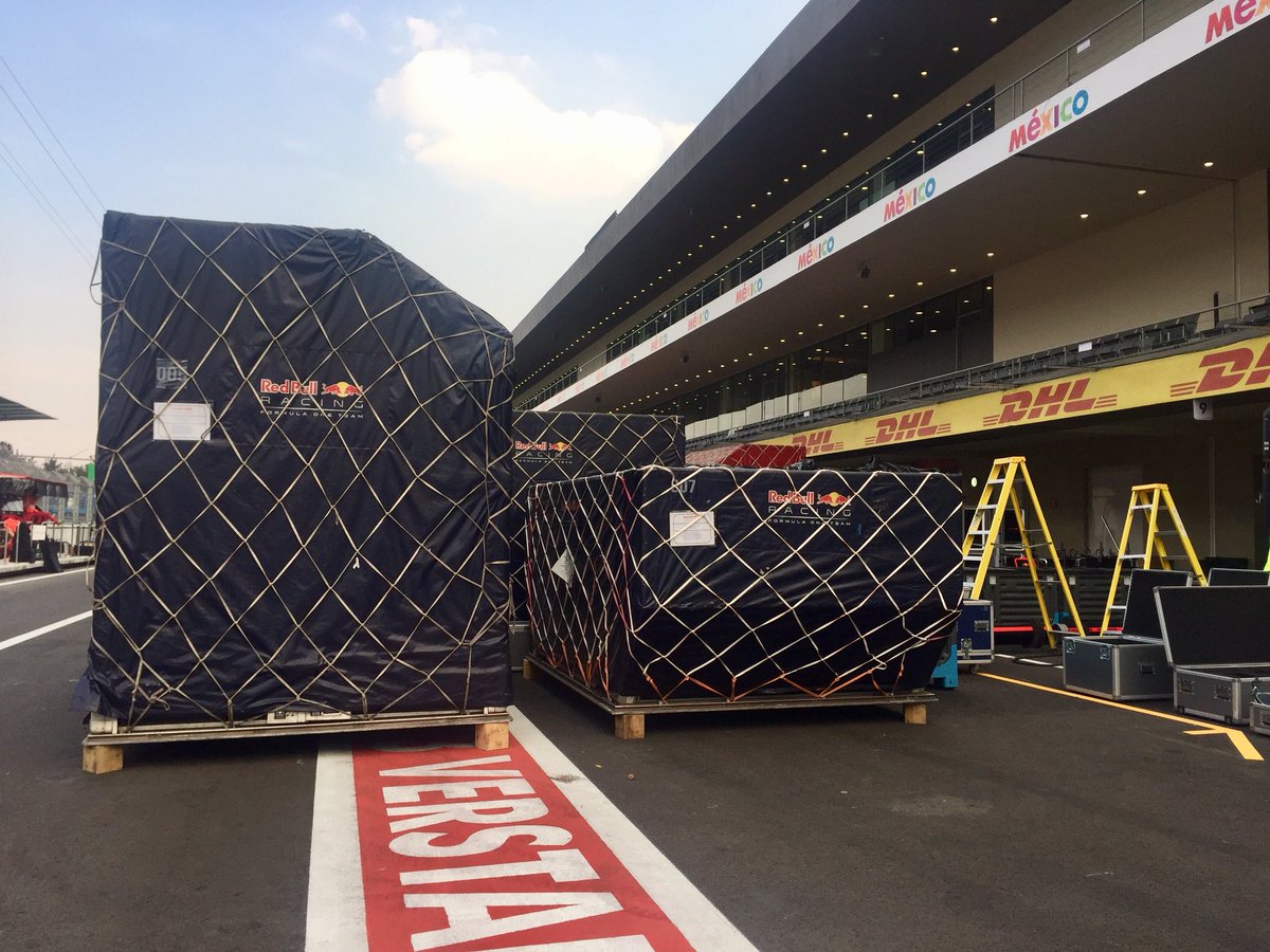 DanniMendiola's tweet photo. Nada es para siempre, comienza el desmontaje de las escuderías en pits. ¡Gracias México! #F1 #F1ESTA #MexicoGP #F1ebre https://t.co/Iaei2iIz11