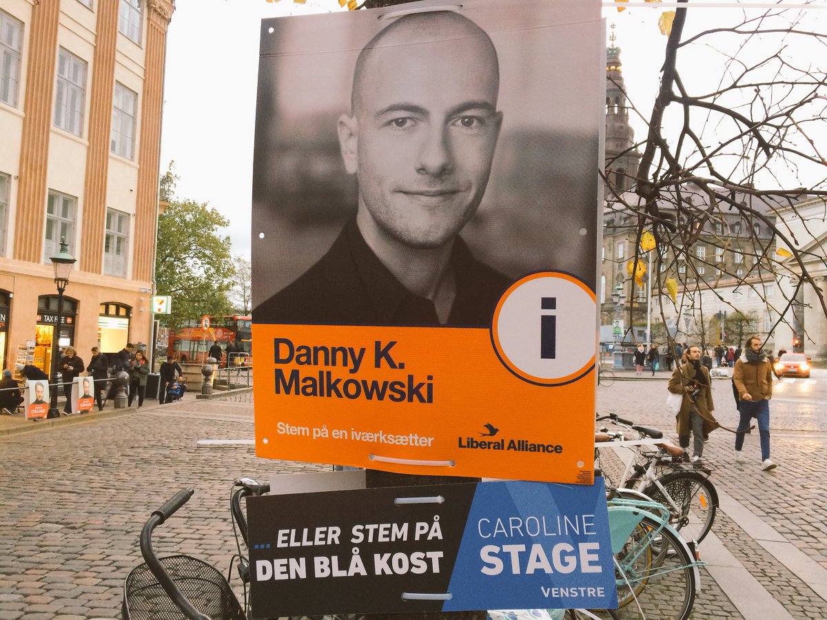 NinaDamsgaard's tweet photo. Er det bare mig der misforstår “blå kost” ? Den ekstra tekst var på samtlige v-kandidaters plakater på Højbro plads #dkpol #kv17 https://t.co/l05nraOjAN
