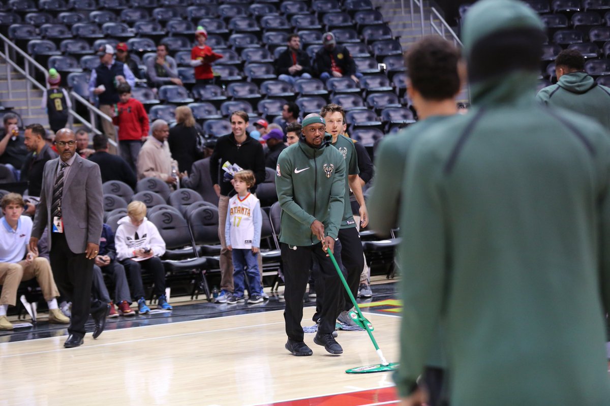 The Jet is out here making sure the floor is playable today. https://t.co/Uo4iWVDIwR