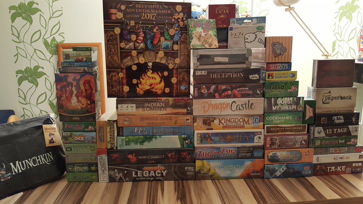 Brettspielpoet's tweet photo. Wo geht es hier bitte zu den (nicht wirklich)anonymen Brettspielsüchtigen?😆 #lootpic #spiel17 Danke an alle für diese tolle Messe, bis bald! https://t.co/dn2F5b2T8o