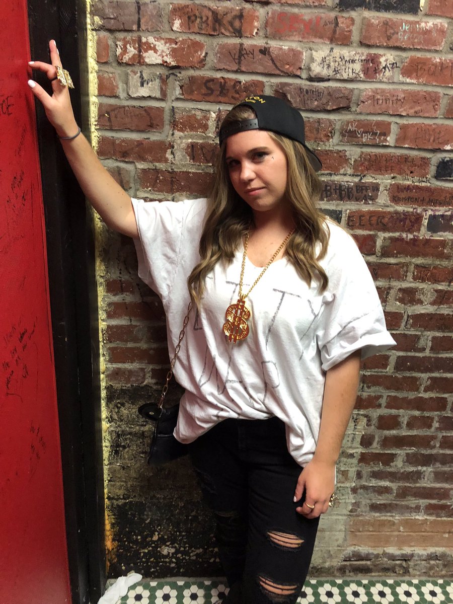 AlliBee7's tweet photo. Here is a picture of Elizabeth Mosley dead ass modeling in the bathroom stall at the local Tin Roof https://t.co/BKSaLpEe1D