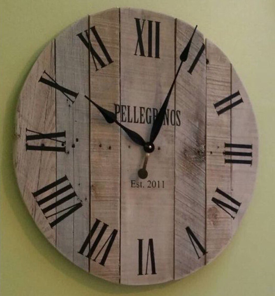 I can make wood/pallet clocks similar to this one if anyone's interested. 8" to 36" any size really, just shout #handmadehour 😊