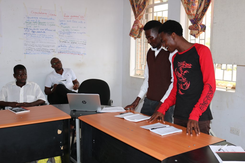 RodrickMwale5's tweet photo. Citizen journalists making presentation during practical session #EWEC #YONECOFM #PACHI #MEHN https://t.co/MwwqxefieG
