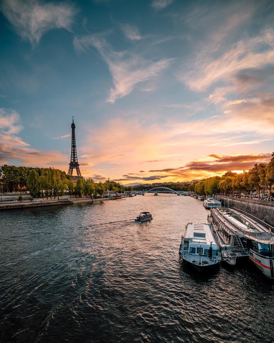 LaTourEiffel's tweet photo. Voici mes photos coup de ❤️ de la semaine ! Continuez à publier vos photos sur Instagram avec le hashtag #EiffelOfficielle ! 😃📸 #tourEiffel https://t.co/8FUH6mNl43