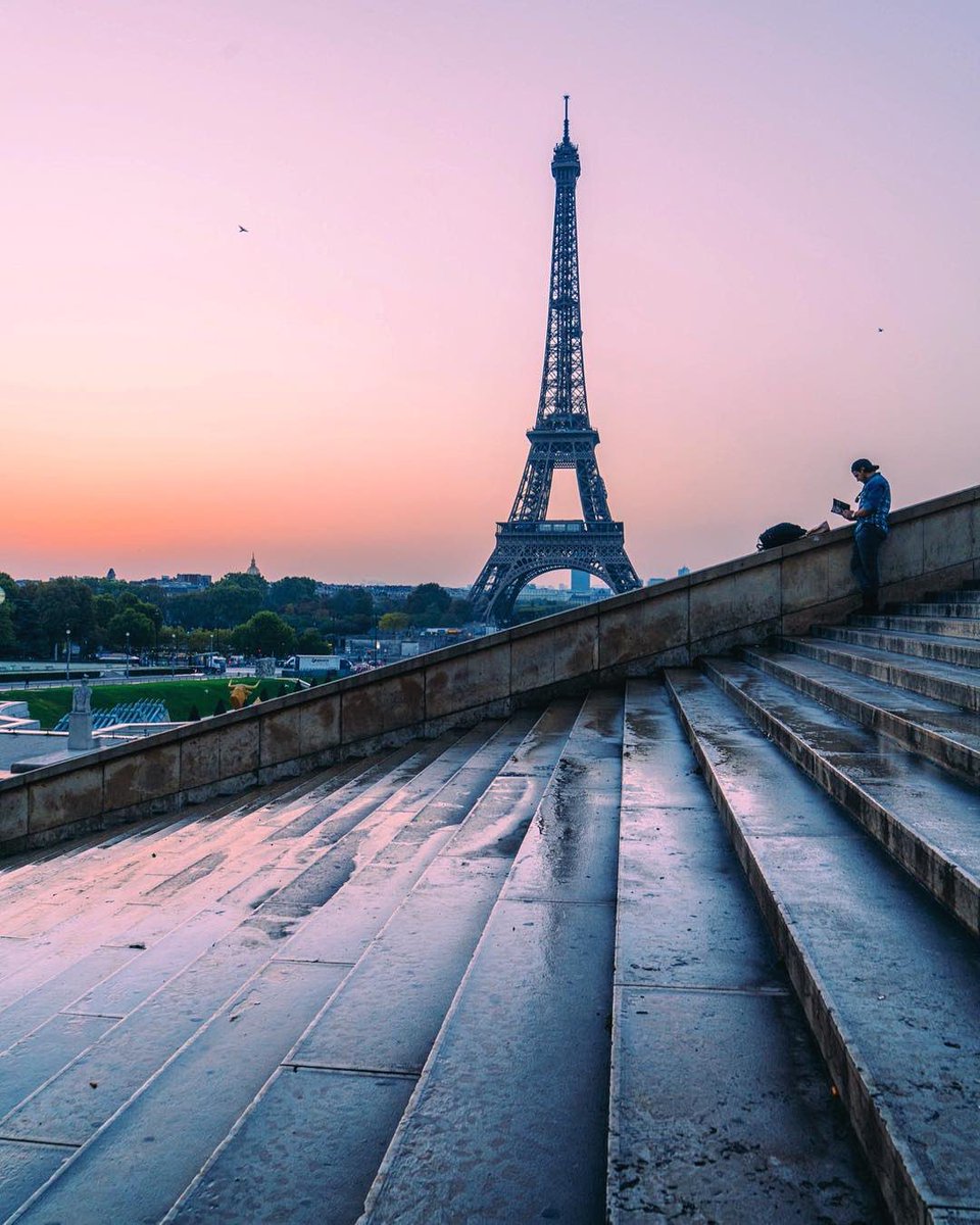LaTourEiffel's tweet photo. Voici mes photos coup de ❤️ de la semaine ! Continuez à publier vos photos sur Instagram avec le hashtag #EiffelOfficielle ! 😃📸 #tourEiffel https://t.co/8FUH6mNl43