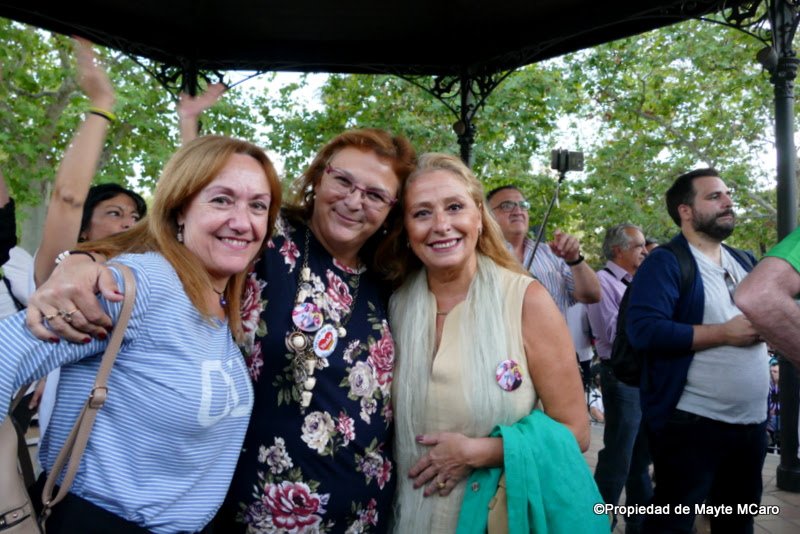 makaralu's tweet photo. .Grandes luchadoras por la una #sanidaddignapública @CorneliaCinna @jpherguetas, con personas como estas lo conseguiremos @susanadiaz!! https://t.co/5sijGY7c5a