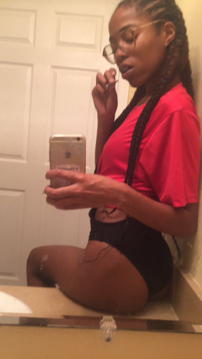 CieCynthia_xo's tweet photo. had to let you niggas drown.
#lifeguardmissedhershift
#lastnight
#stayedinbed https://t.co/LCXgD4IC8x