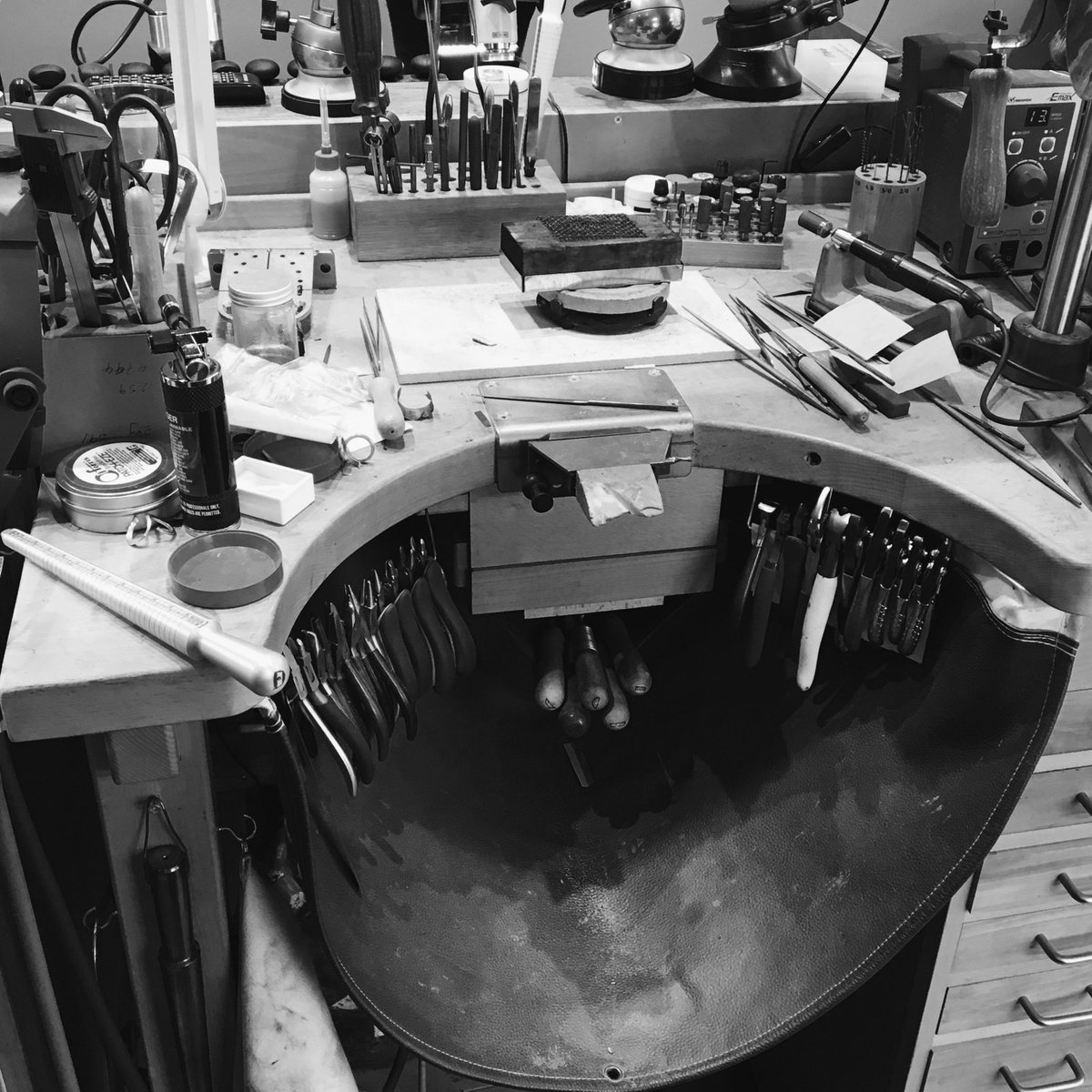 McCaulJewellery's tweet photo. Goldsmithing #benchselfie #jeweller #tools #maker #goldsmith #benchpeg #handfiles https://t.co/qdvm8ytsic