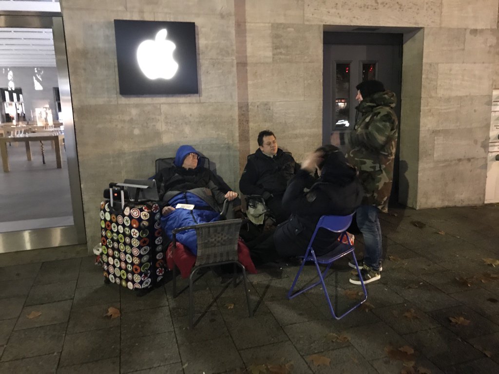 iphone6BLN's tweet photo. Langsam füllt es sich #iphoneX #applestoreberlin https://t.co/BvueLx9D5X