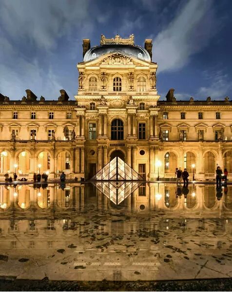 carlitapolka's tweet image. 🍁🌜🍂By Champs-Elysées Paris🍂🍁🌜Le Louvre et sa pyramide 🌜🍁🍂Excellente soirée à tous!🍂🍁🌜😙