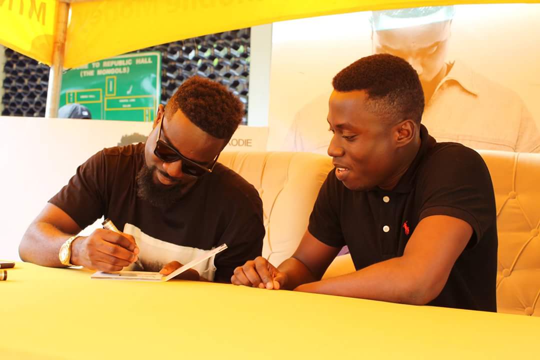 Elliot_Boli's tweet photo. @sarkodie  signed copies of The Highest album for loyal fans at the forecourt of the Republic Hall, KNUST.

 #PulseInvasion Concert. https://t.co/4AVolsXjFg