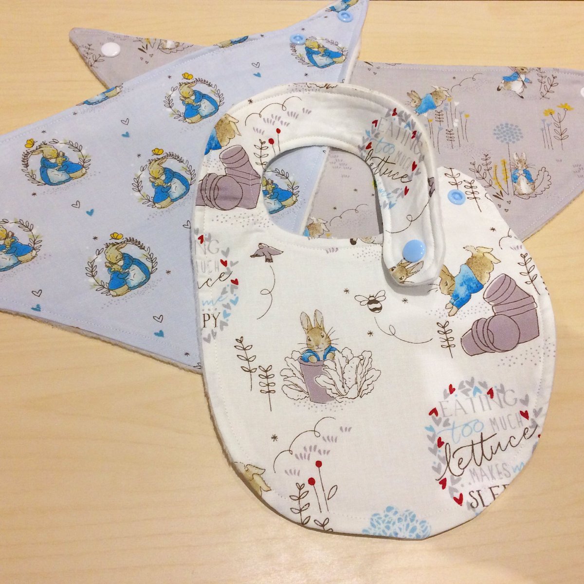 Daisy_May_Bags's tweet photo. Handmade #PeterRabbit baby bibs, £3.50 #HandemadeHour 
➡️https://t.co/PfFMF8YFyE https://t.co/nribN7Uc5b