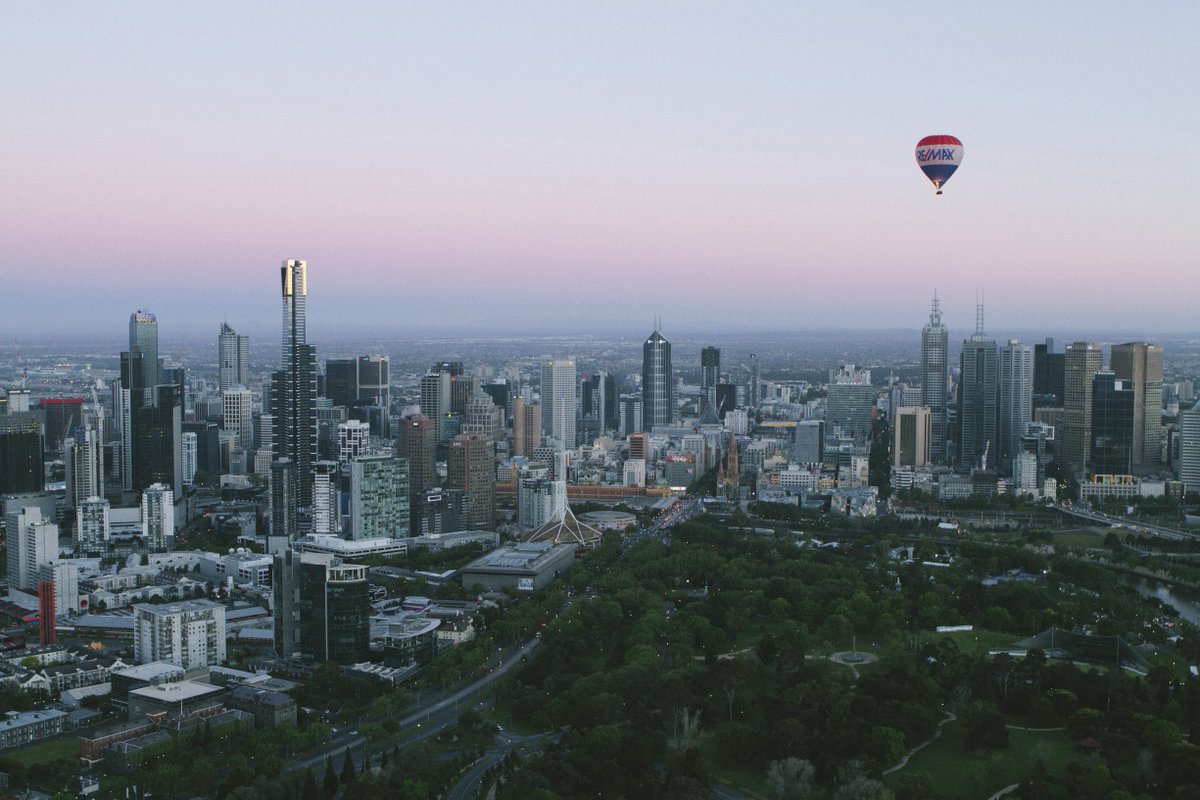 Melbourne's tweet photo. See the sun rise over the city from a hot air balloon. (Just floating the idea.) https://t.co/uQLu7ucgn3 https://t.co/45Vmgagn9E