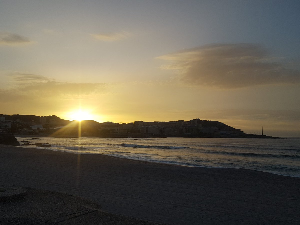 macoret2012's tweet photo. @traceee427 @LaVidaChaChiOfi Madre mía, casi pillamos el mismo instante....nos tuvimos que cruzar por el paseo 🤣🤣 #ComparteTuAtardecer
#LaRisaesBonita662
#FelizDomingo 🌍 https://t.co/8RU6qe0sHM
