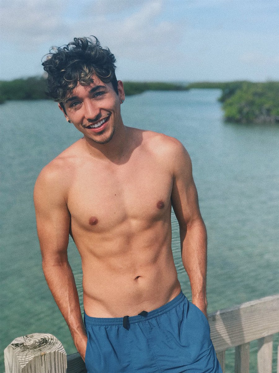 BrennenTaylor's tweet image. Oh look a curly fry