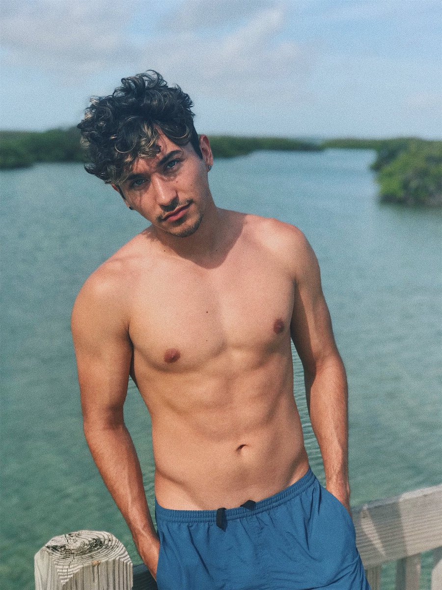 BrennenTaylor's tweet image. Oh look a curly fry