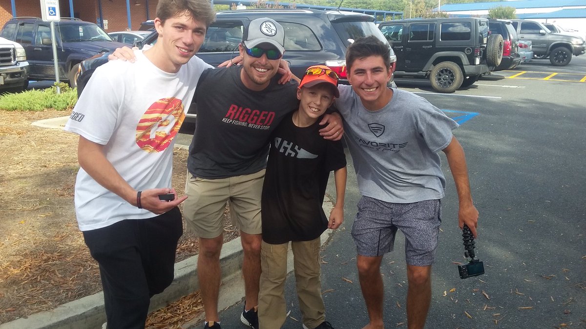Matthew51706's tweet photo. Met the Googan squad #RileysCup best time of my life https://t.co/tpWN6nGbMU