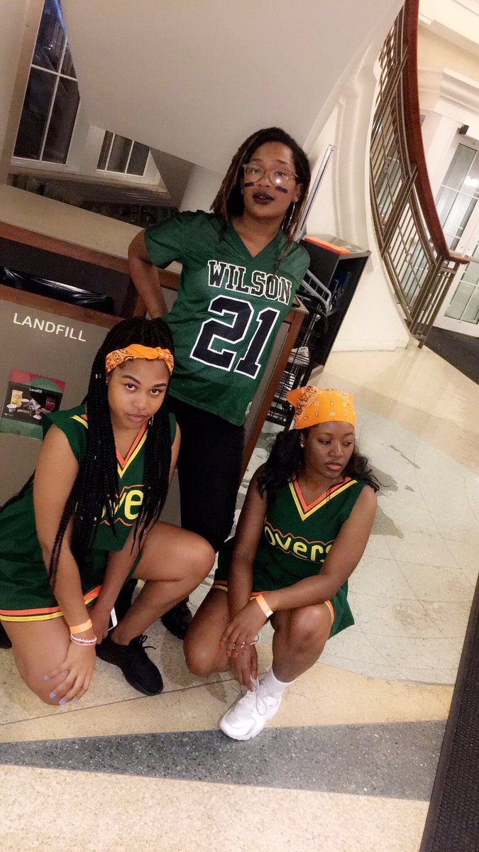 whatsiesees's tweet photo. Easy Compton Clovers Take over π #happyhallOUween #outfitsmadebyme https://t.co/bdnYLu6sqY