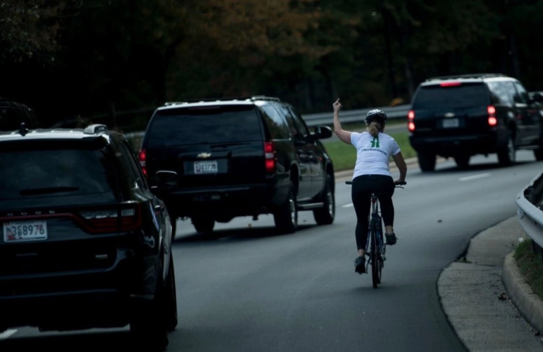 newsguyusa's tweet photo. A cyclist flipped off @POTUS motorcade and entered the annals of presidential protests. https://t.co/1meC2wSxmP @washingtonpost https://t.co/7Lmxb53kzP