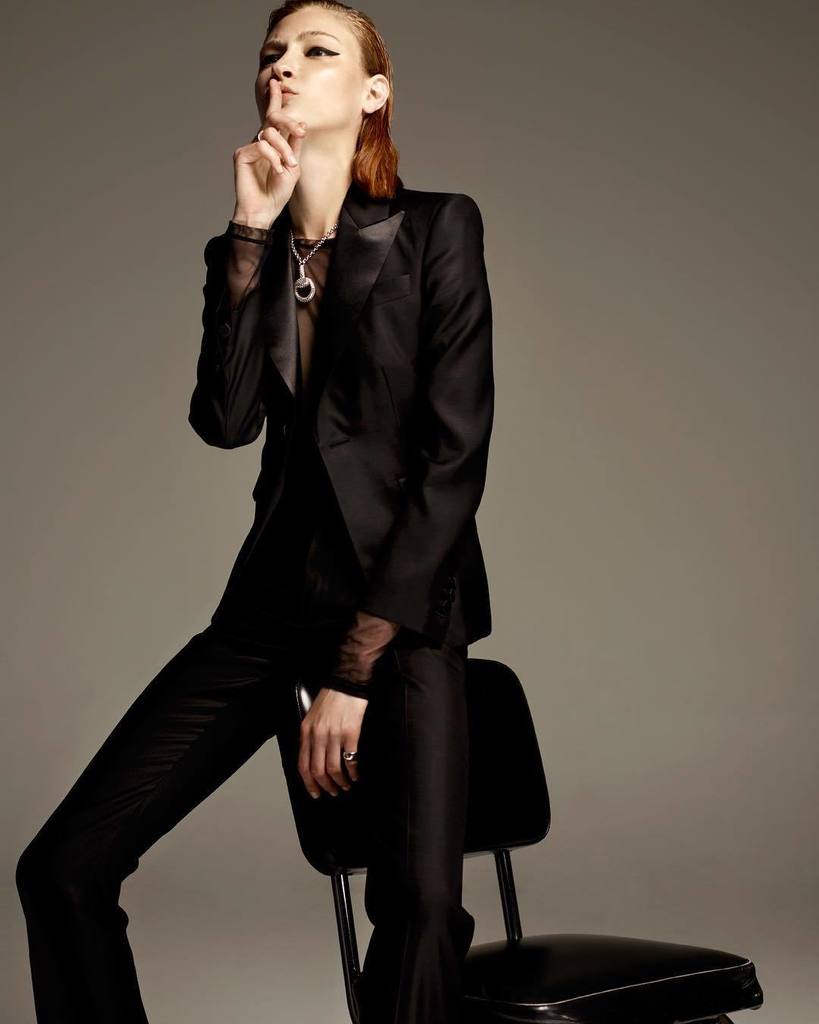 Black is black #fashioneditorial photographed by @marcpalencia_  fashion editor @arturo_arguelles #fashion #fashio… bit.ly/2iev0LU