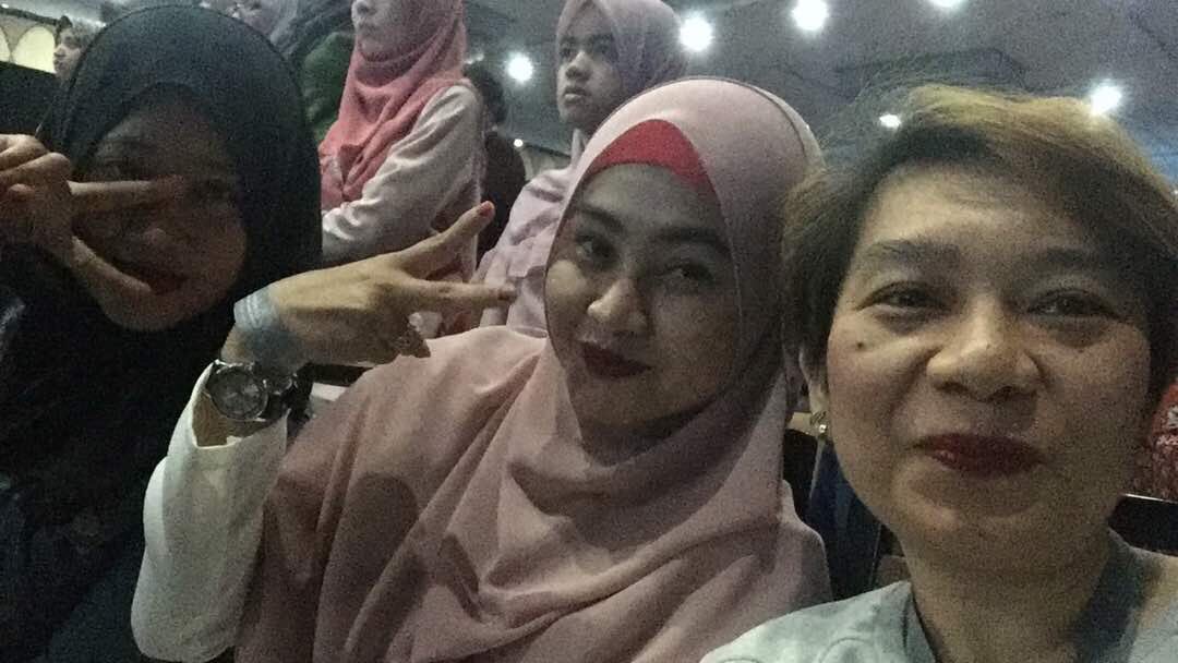 EizaMazalan's tweet photo. Why so serius? Org berjaya dan kreatif adalah orang yang gila2 mcm Dr Azizan ckp
#imkk2017 #thebeautyhacks #sistholipmatte #teamkakeizacomel https://t.co/6UGwcoD8Uh