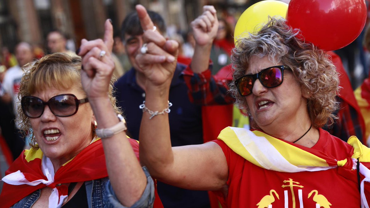 chicagotribune's tweet photo. Hundreds of thousands rally in Barcelona to voice their opposition to Catalan secession bid https://t.co/DCQ5kXO9Iy https://t.co/cClRstX2Ka