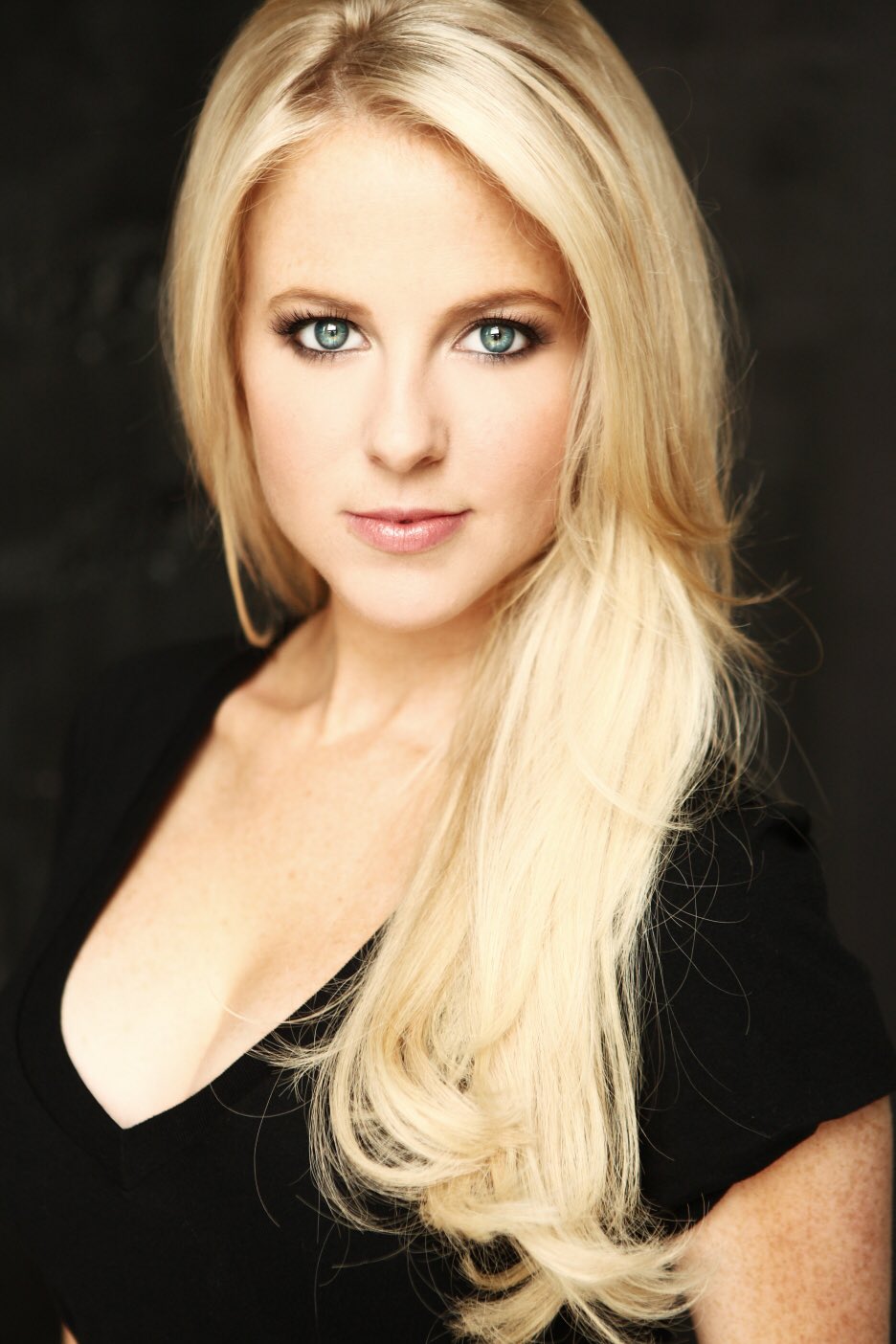    We wish a very happy birthday to the talented and gorgeous Chelan Simmons! ¡Feliz cumpleaños 