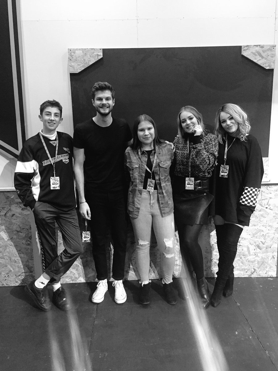 Beth_simpsonox's tweet photo. Such a good weekend meeting such amazing people!💕 @JimChapman  @LucyAndLydia @lookingforlewys @Hello_WorldLive https://t.co/PZtTp6NzoY