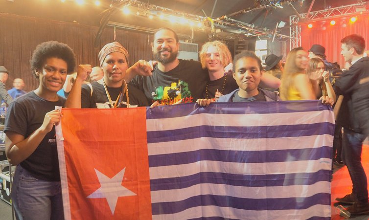 FreeWestPapua's tweet photo. Kia ora and full respect to @katchafire for supporting #WestPapua's freedom at their Oxford gig in UK! #FreeWestPapua #Aotearoa #Solidarity https://t.co/DF10QDvgG4