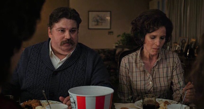 EiProfeta's tweet photo. Cuando el tío Vernon y la tía Petunia salen en la segunda temporada de Stranger Things. https://t.co/o6QlasrhfV