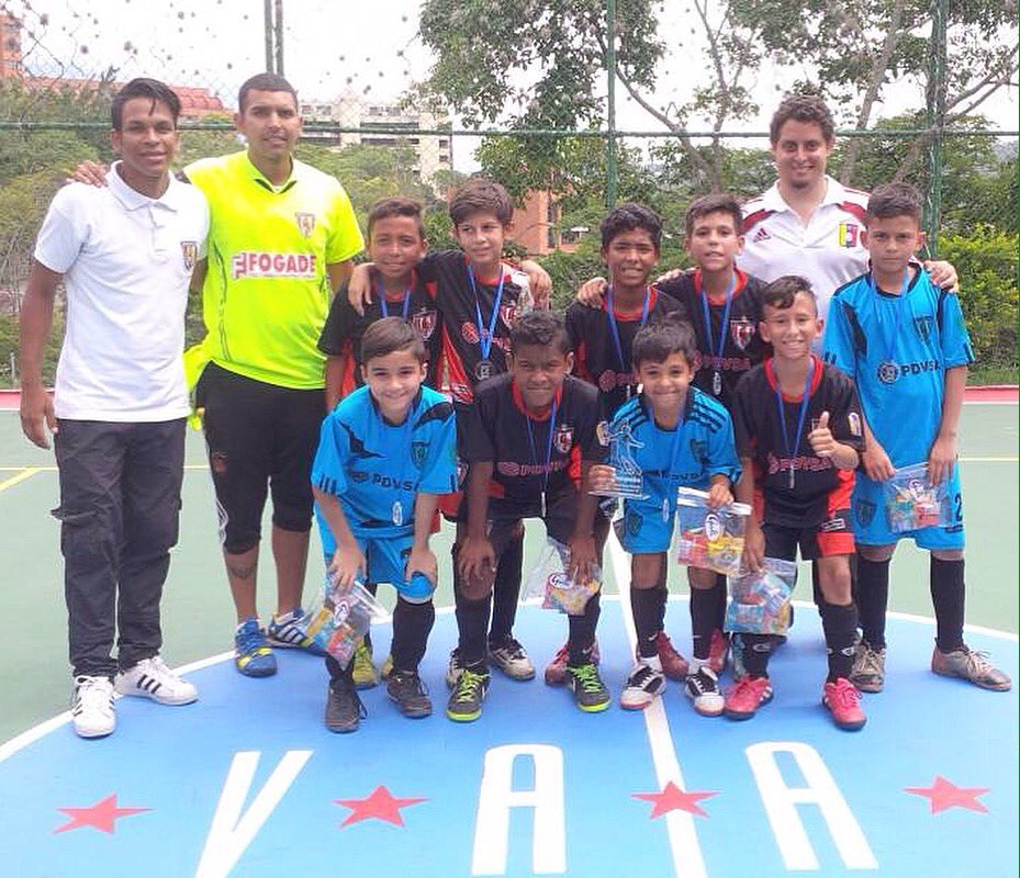 CcsFutsalClub's tweet photo. ¡El #semillero también es campeón! Los niños dominaron el 19 Aniversario del Valle Arriba AC venciendo en Sub-10, 12 y 14. ¡Campeones! 🌟🏆 https://t.co/ugiQEtIsb9