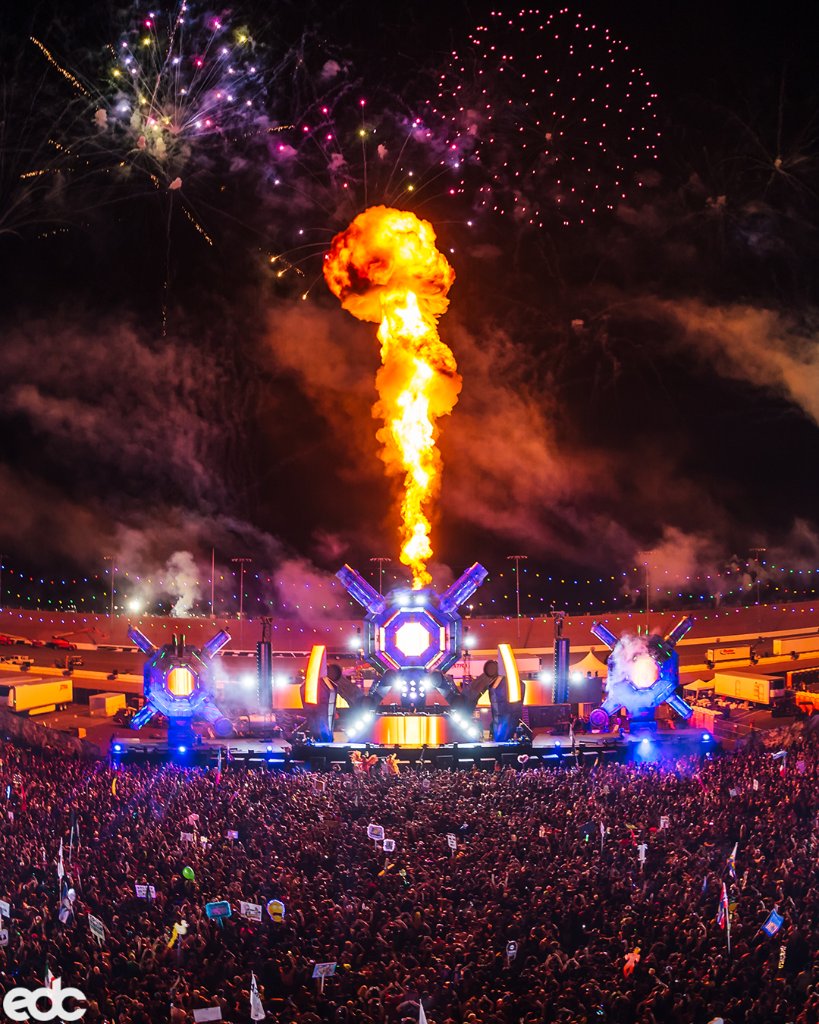EDC_LasVegas's tweet photo. Bring the fire 🔥 #bassPOD #EDCLV2018 https://t.co/3mBytRggJu