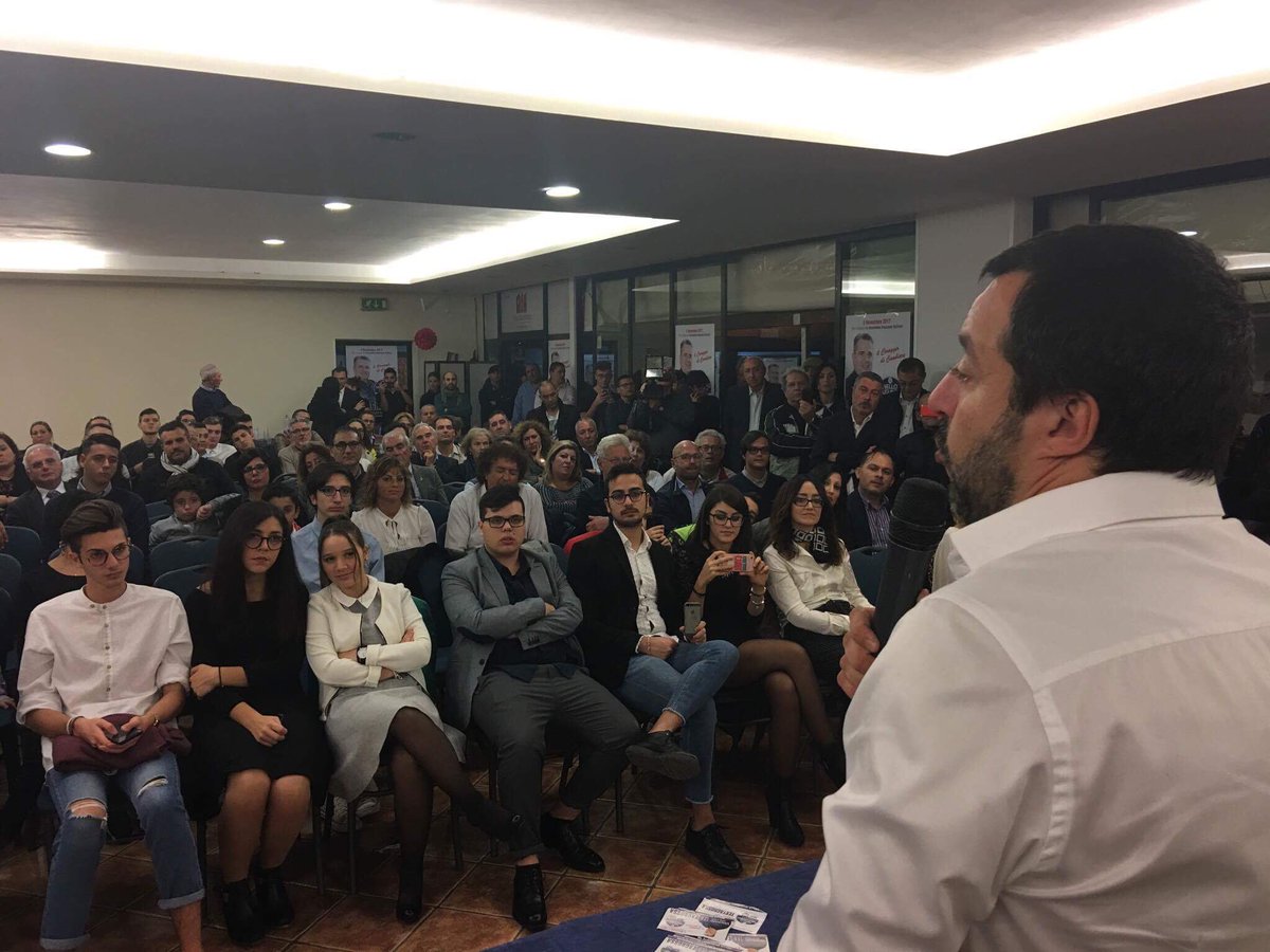 matteosalvinimi's tweet photo. Sala piena alle undici di sera a Erice (Trapani)! Grazie Amici! Cambiare si può!
#SalviniSicilia #elezionisicilia https://t.co/GjIdV7jDHw