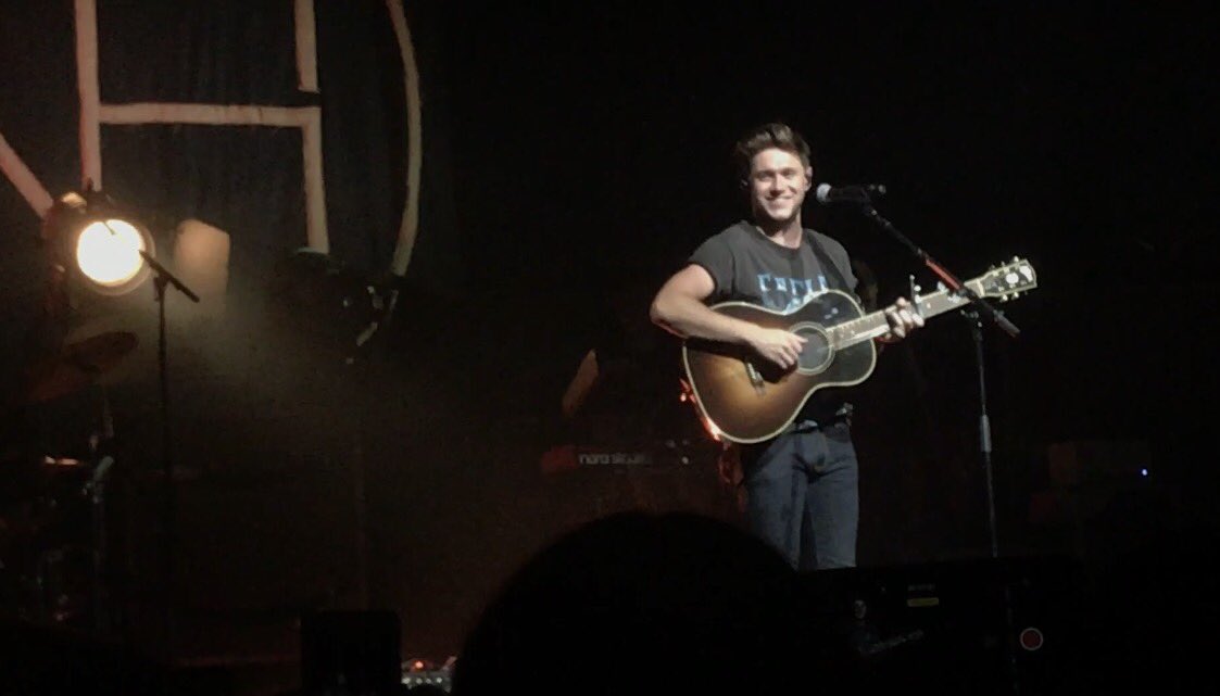 shayna1221's tweet photo. My dad @Barry0901 works magic thanks for getting me a @NiallOfficial set list! Tonight was amazing #FlickerSessionPhilly https://t.co/bbKqqARXyd