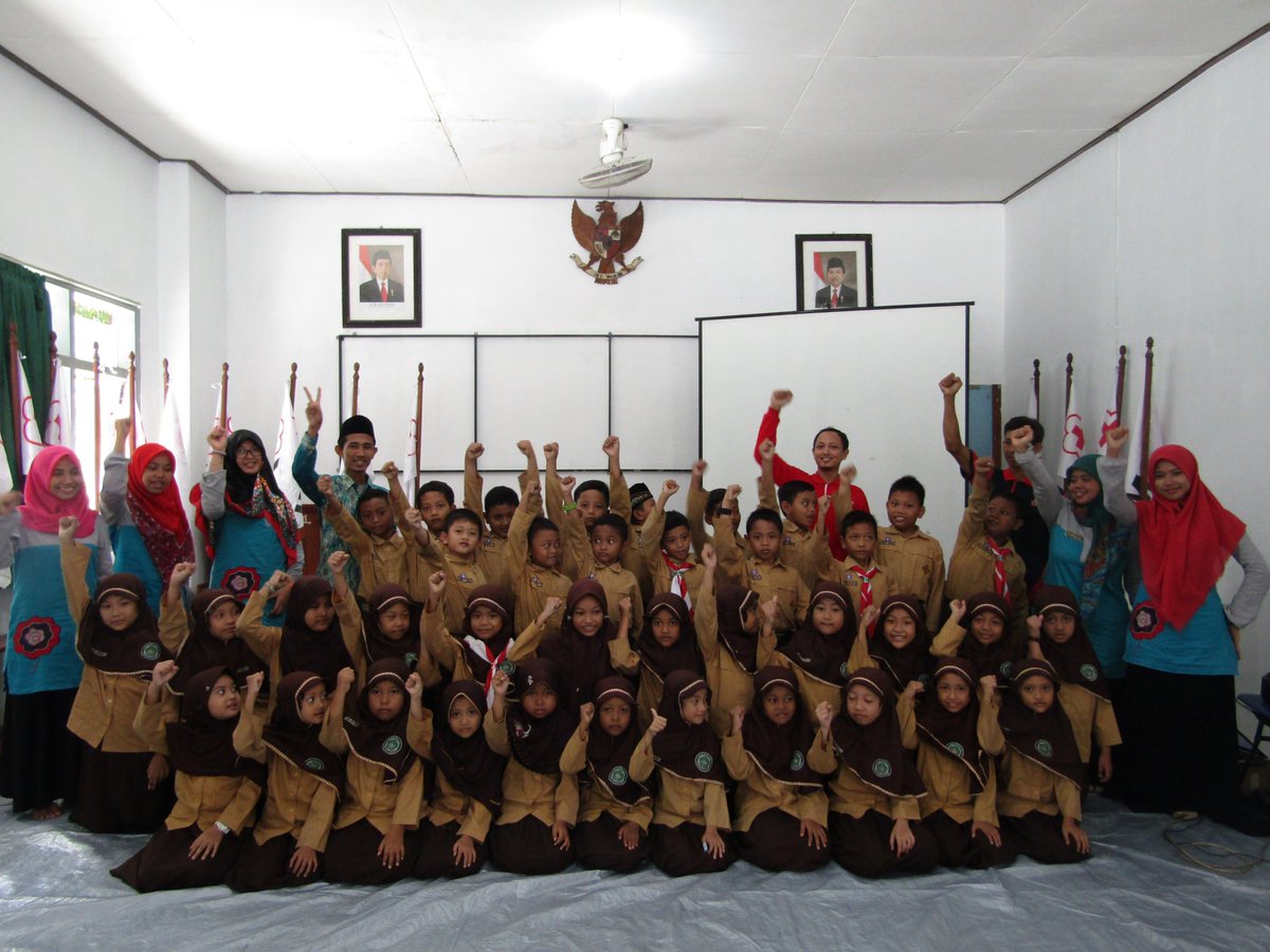 pmi_bojonegoro's tweet photo. Kunjungan MI Nurul Ulum Bojonegoro di Markas PMI Kabupaten Bojonegoro 28/10/2017 ; 08.00 WIB @palangmerah @Divisi_PB_PMI https://t.co/4nsoPOYzGh