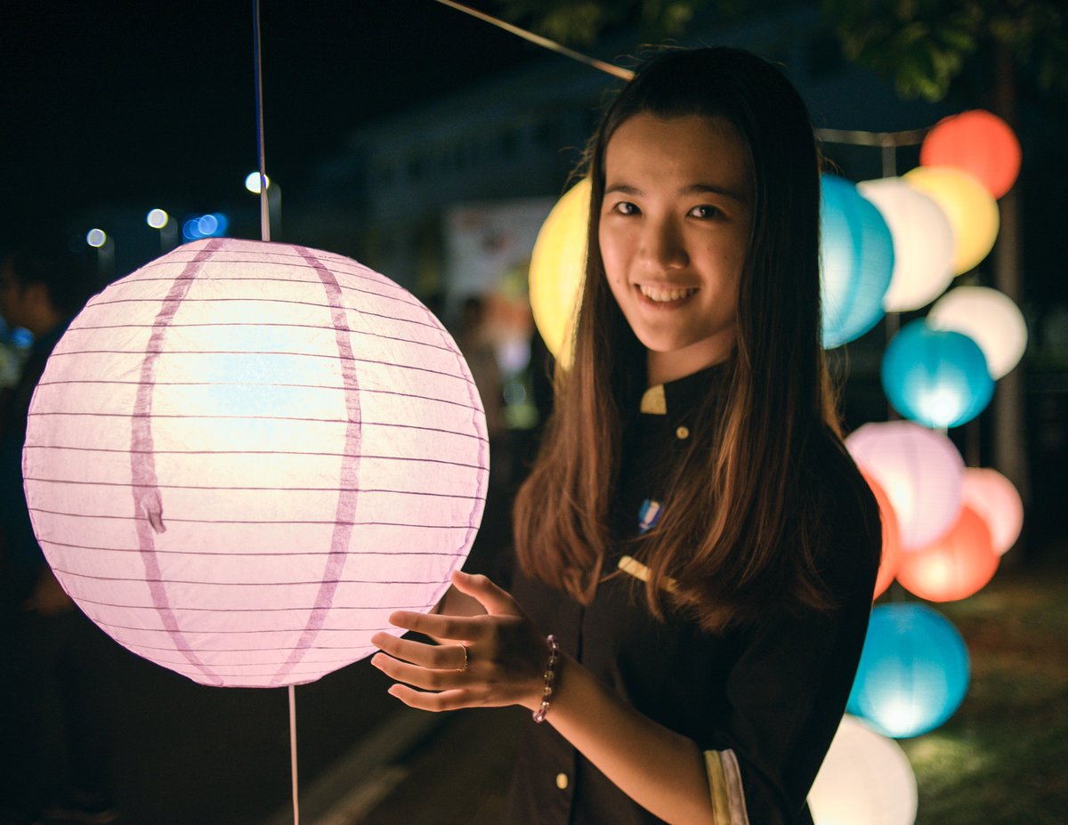 umpsamalaysia's tweet photo. #UMPQUOTE
[Pesta Tanglung UMP ]
"Moon is the light from a lantern in heaven" - Munia Khan.
#MyGiftUMP
#MyCommunityUMP https://t.co/Y6Dz5uZfCN