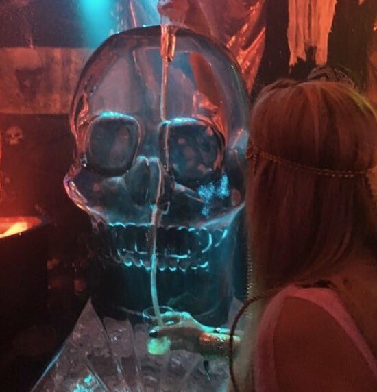 IvanaGuimaraes2's tweet photo. #Halloween ☠️🥂 Saturday night https://t.co/e1EiJBhWkT