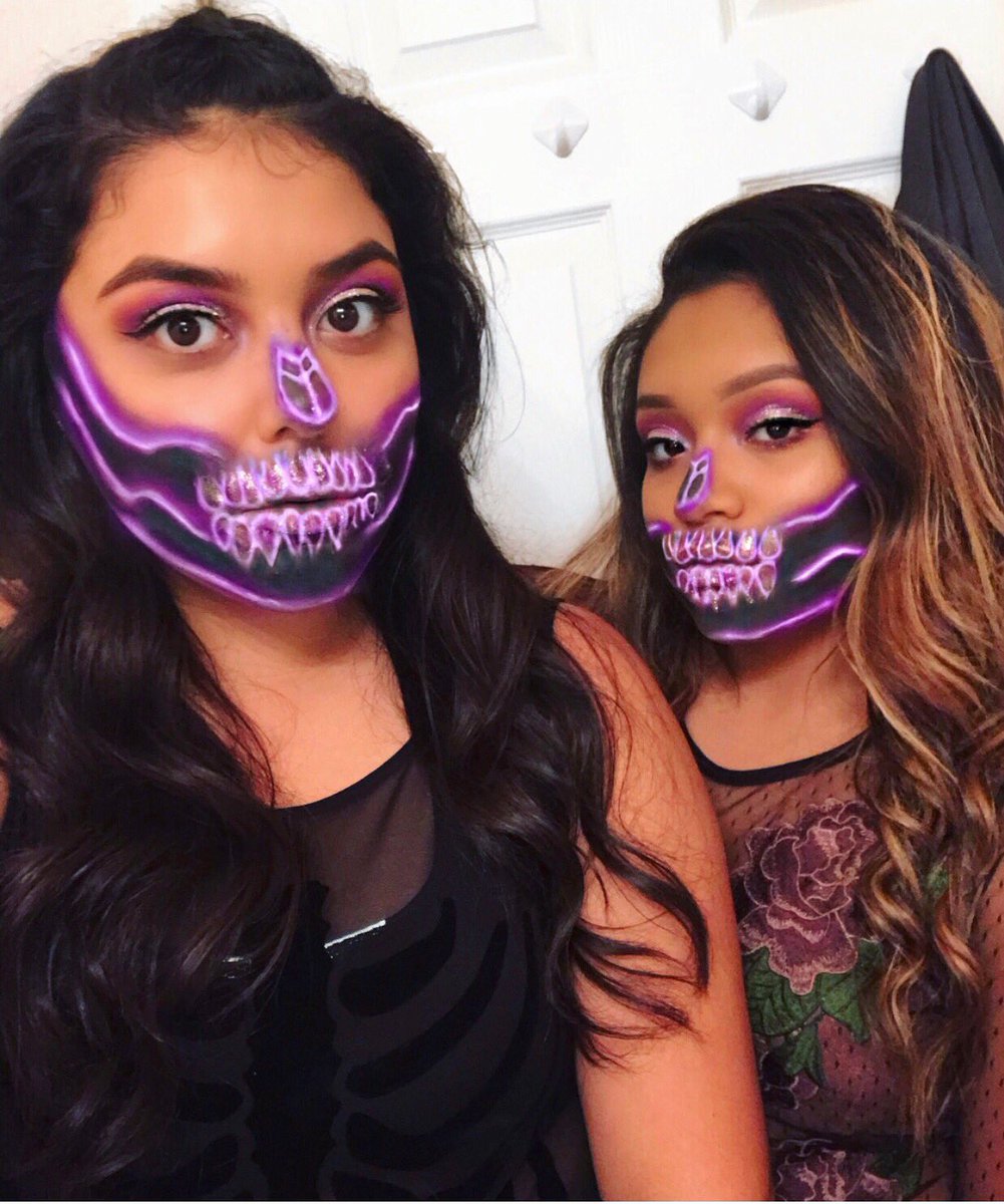 taragomezzzz's tweet photo. Loved our makeup from the other night 💜 https://t.co/q5WcpHhxvE