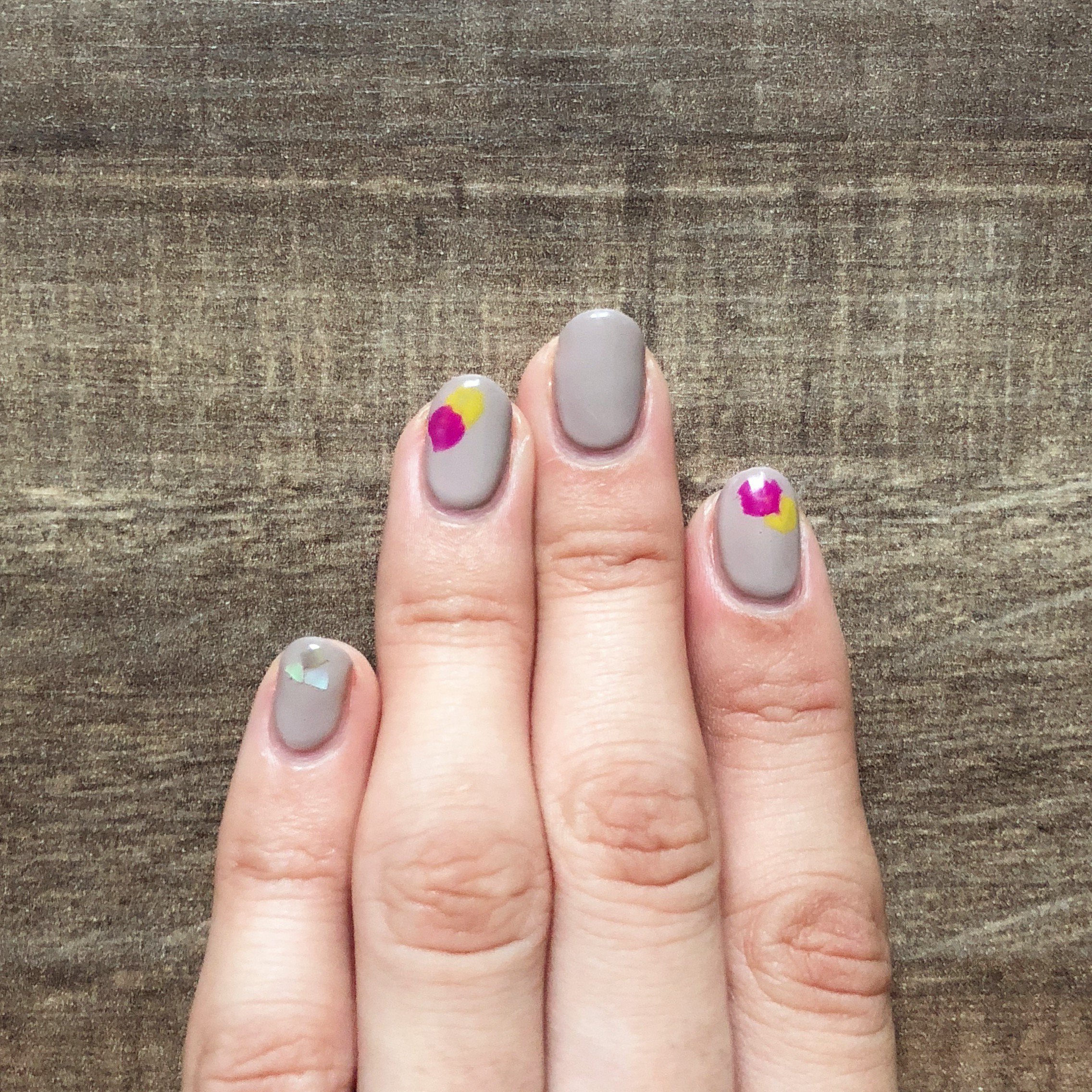 Nail Yumihari お姉さんになりすぎないグレーネイル くすみピンク くすみ黄色 シェルを少し置いて可愛らしく 6 500 Nail ネイル ネイルデザイン ショートネイル ナチュラルネイル ニュアンスネイル 秋ネイル 冬ネイル グレーネイル